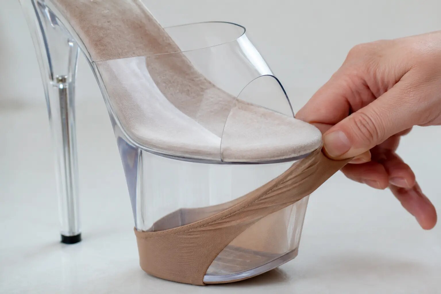 Fitting a lycra protector sleeve over a pole dancing shoe platform